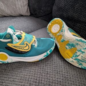Men's 10.5 Nike KD Trey Teal and Yellow Athletic Shoes